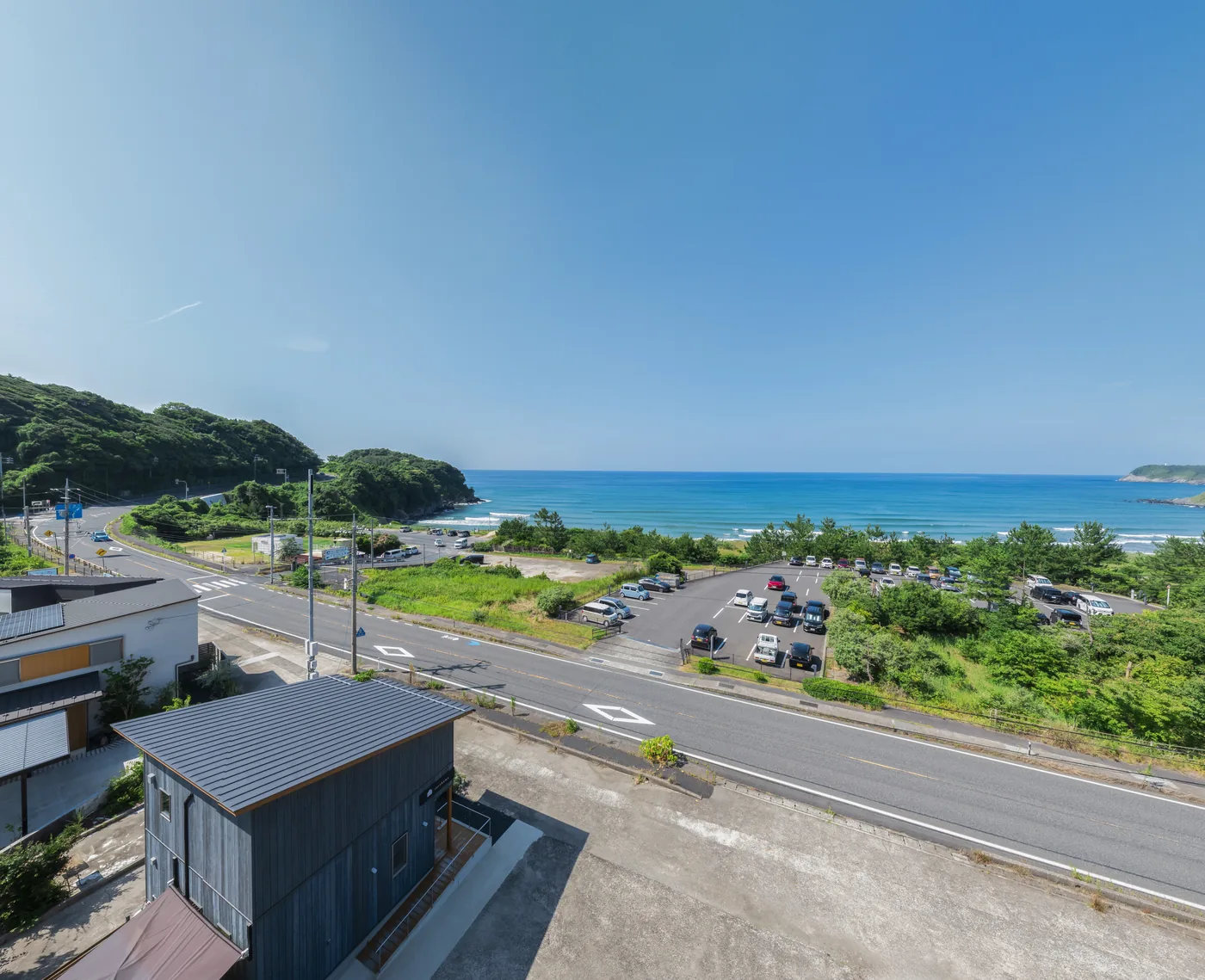 施設と海を望む俯瞰